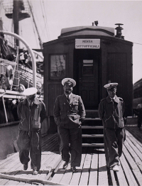 Il generale Balbo davanti al vagone ferroviario adibito a mensa sottufficiali, Shoal Harbour, luglio/agosto 1933.